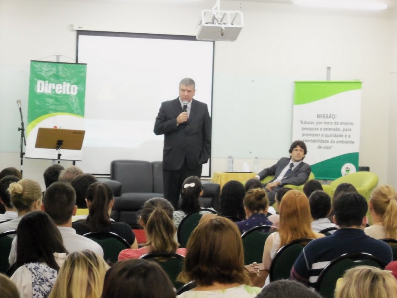 Promotor de Justiça realiza palestra para alunos de Direito