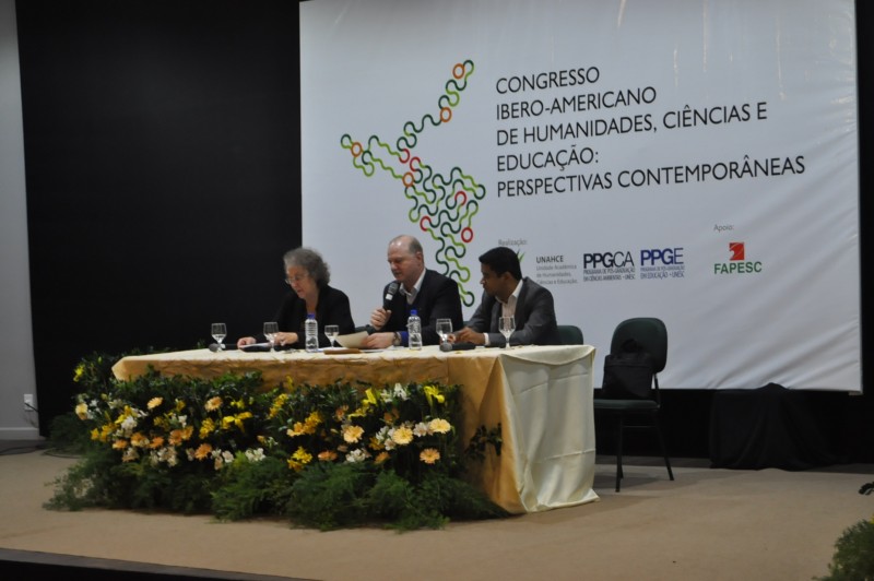 Mesa redonda discute desafios da formação e valorização de professores