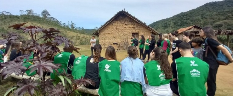 Acadmicos da Unesc conhecem aldeia de Imaru