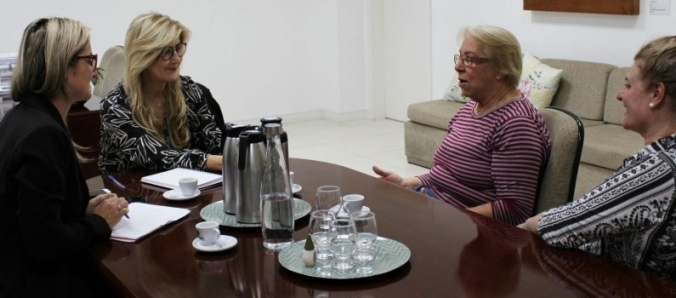 Reitora recebe visita de representantes do bairro Universitrio